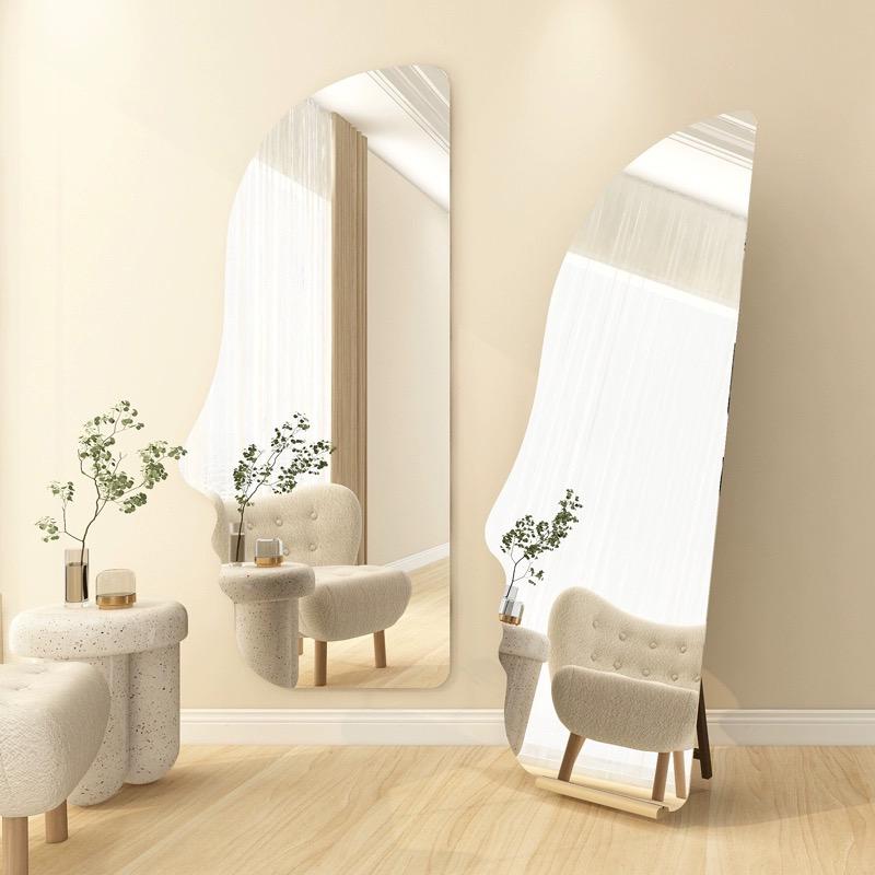 c3a9c7cc-93a6-4c51-863c-82dced8ce9f3 مرايا مودرن بتصميم وجه إنسان قابلة للتعليق أو الوقوف