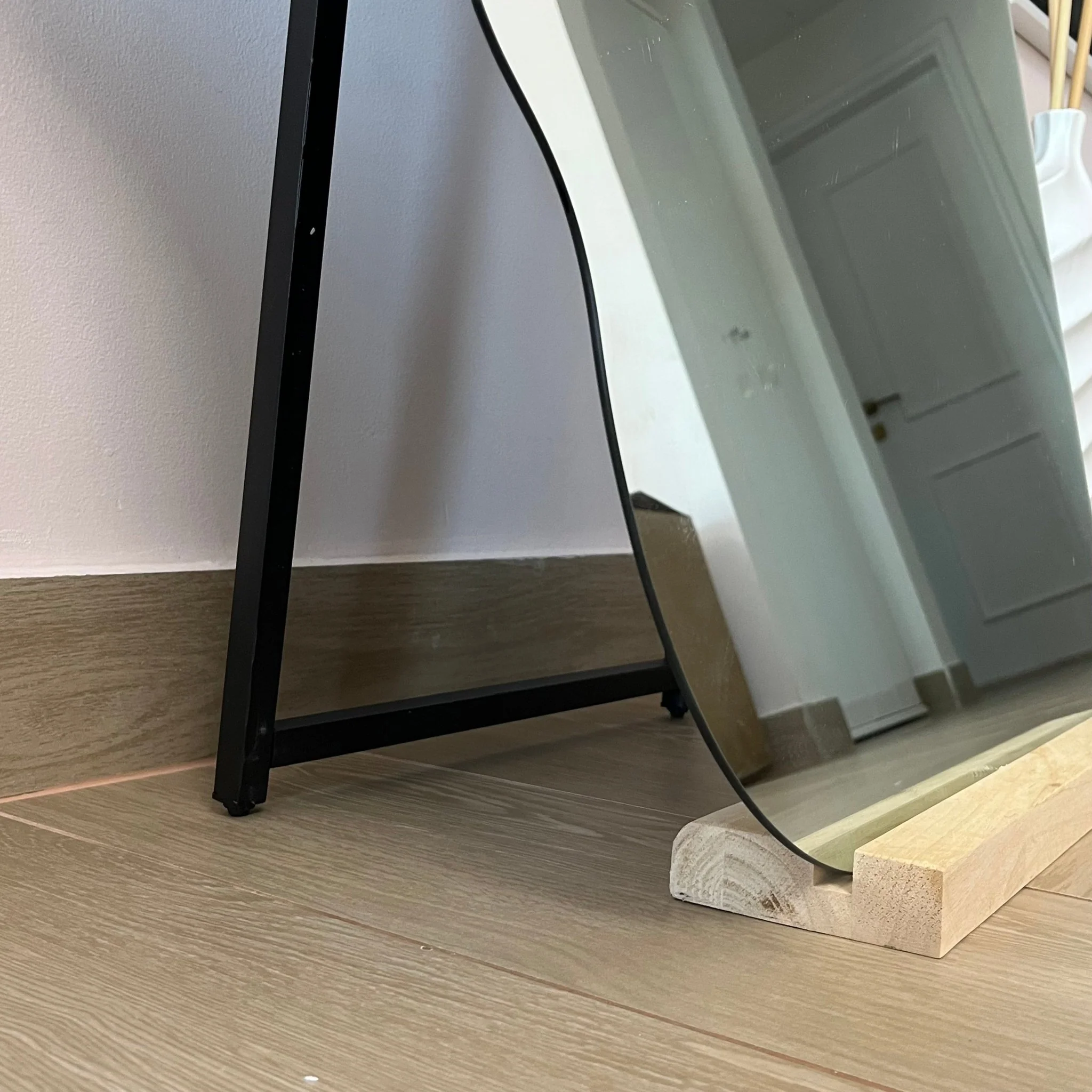 side-face-frameless-floor-mirror-b-701889 مرايا مودرن بتصميم وجه إنسان قابلة للتعليق أو الوقوف